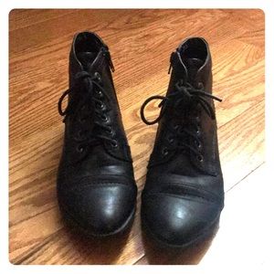 Sz 6 Black Booties